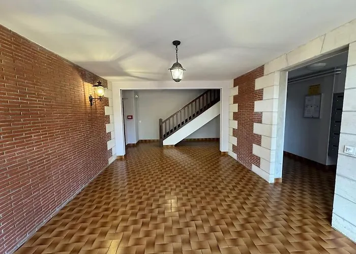 Calme Proche De La Avec Parking Апартаменты *